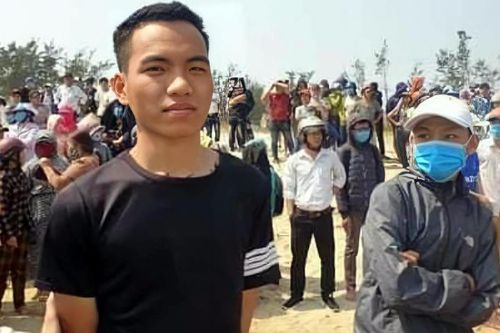 Lao vào sóng dữ cứu học sinh đuối nước