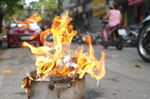 Vỉa hè Hà Nội đỏ rực lửa đốt vàng mã ngày rằm tháng Giêng