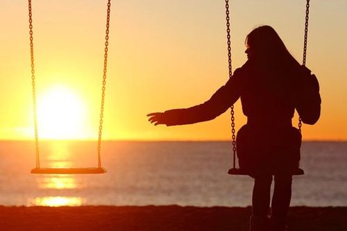 Đừng vì cô đơn mà nắm vội một mối tình tạm bợ