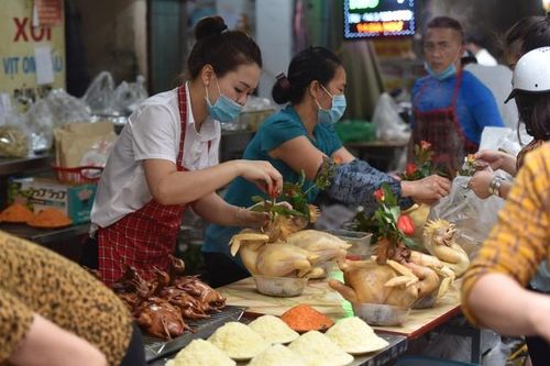Chợ 'nhà giàu' tất bật người bán, người mua gà lễ cúng Rằm tháng Giêng