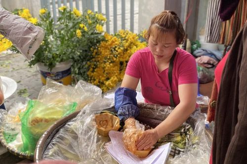 Chợ họp sớm, tiểu thương 'bỏng tay' đóng hàng tạ xôi ngày Rằm