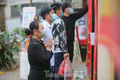 Đền chùa đóng cửa, người dân Hà Nội đứng ngoài vái vọng ngày rằm tháng Giêng