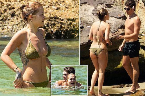 Rita Ora đi biển với trai lạ giữa tin đồn chia tay bạn trai vì COVID-19