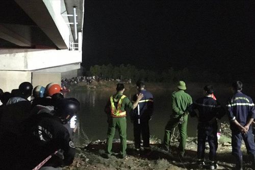 Ôtô đâm loạt xe trên cầu, 4 học sinh thương vong