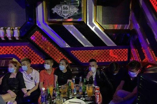 Bắt quả tang nhóm nam nữ phê ma túy trong quán karaoke