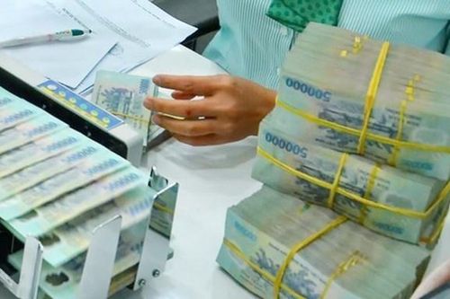 Lãi suất tiết kiệm tiếp tục giảm, vay vốn vẫn chịu lãi suất cao