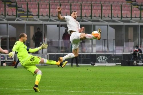 Ibrahimovic im tiếng, Milan hú vía vào vòng 1/8