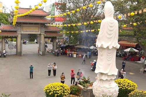 Nhiều chùa ở TP.HCM đóng cửa, khuyên phật tử ở nhà Rằm tháng Giêng