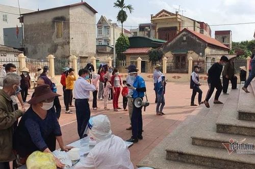 Nghìn người xếp hàng dọc đường làng ở Cẩm Giàng xét nghiệm Covid-19 lần 2
