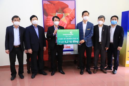 Vietcombank tặng Hải Dương máy xét nghiệm COVID-19 trị giá 4,2 tỷ đồng