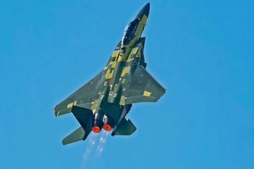 'Choáng ngợp' với màn 'leo dốc' thẳng đứng của 'đại bàng thép' F-15EX