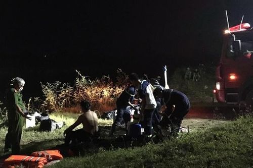 Ô tô tông 4 học sinh chạy xe đạp điện trên cầu, 1 em rơi xuống sông tử vong