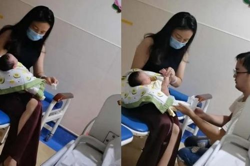 Mẹ vợ và chàng rể bị nhầm là vợ chồng, cô con gái cảm thấy 'áp lực' sau khi xem phản ứng của dân mạng