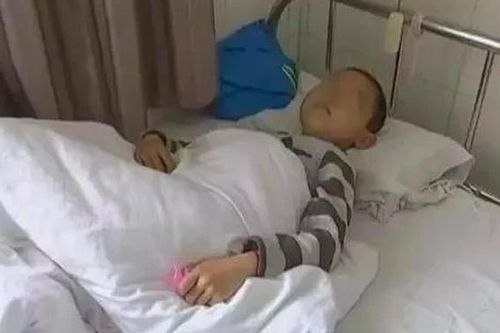 Cậu bé 7 tuổi mắc ung thư dạ dày, mẹ ân hận vì cho con ăn nhiều món độc hại này