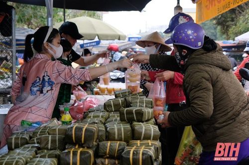 Sôi động chợ Rằm tháng Giêng