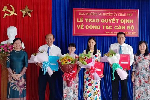 Châu Phú trao quyết định điều động 4 cán bộ