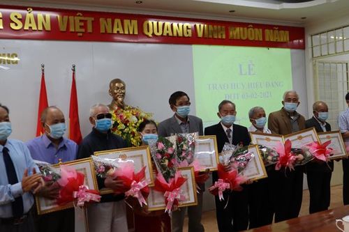Đức Trọng trao Huy hiệu Đảng đợt 3/2