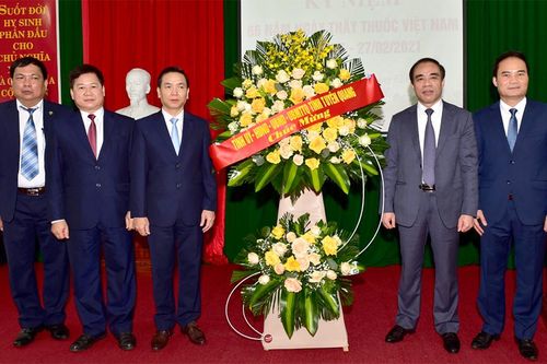 Đồng chí Bí thư Tỉnh ủy Chẩu Văn Lâm chúc mừng ngành Y tế tỉnh