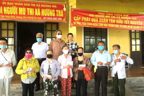 90 suất quà đến người mù nhân dịp Tết Nguyên Tiêu
