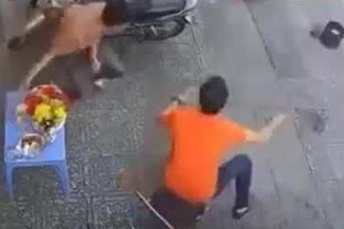 Clip người đàn ông phản xạ nhanh khiến 2 tên cướp giật hụt điện thoại