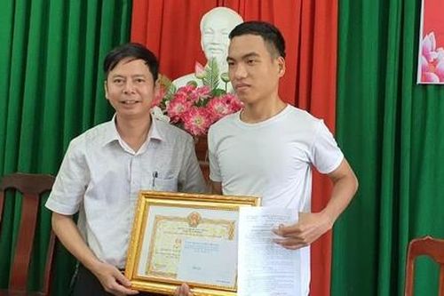 Trao giấy khen cho thanh niên cứu 3 em học sinh tắm biển đuối nước