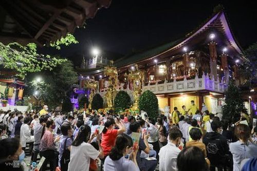 Phải kiểm điểm chủ tịch phường để chùa cho tập trung nghìn người giữa mùa dịch
