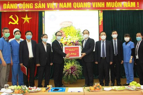 Không ngừng nâng cao đạo đức nghề nghiệp, tinh thần thái độ phục vụ người bệnh