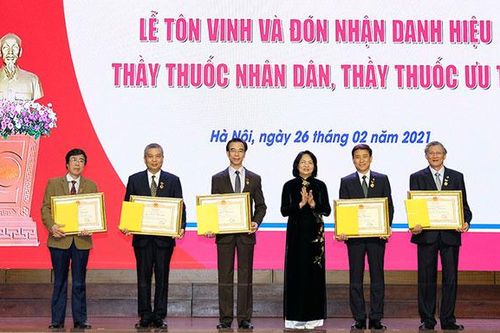 Trao tặng danh hiệu ''Thầy thuốc nhân dân'', ''Thầy thuốc ưu tú'' cho 17 cá nhân tại Trường Đại học Y Hà Nội