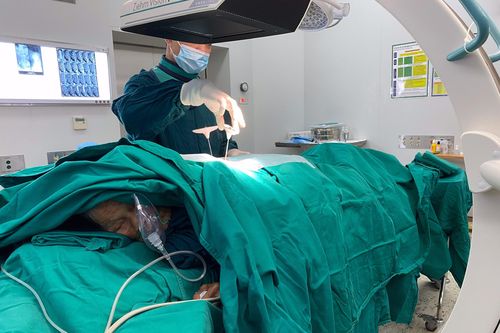 Cụ bà 101 tuổi được phẫu thuật tạo hình đốt sống