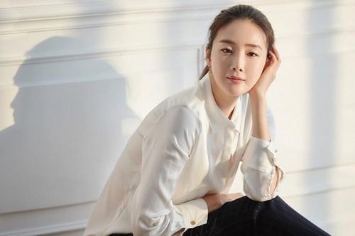 Choi Ji Woo đăng ảnh con gái đầu lòng