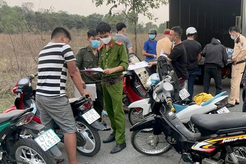 Hàng chục người tụ tập đua xe ở Bình Dương