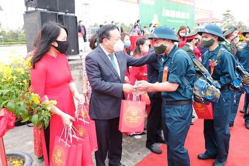 Phòng dịch Covid-19 nghiêm ngặt tại lễ giao nhận quân huyện Mê Linh