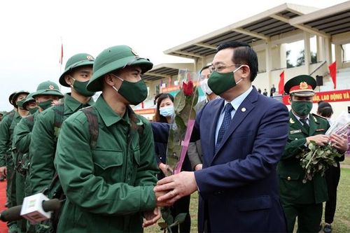 Bí thư Thành ủy Vương Đình Huệ động viên tân binh huyện Đông Anh lên đường nhập ngũ