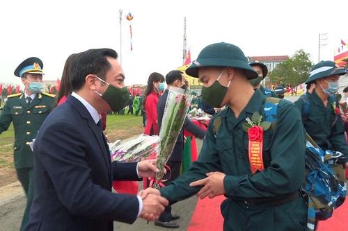 Huyện Thạch Thất bàn giao 180 tân binh nhập ngũ năm 2021