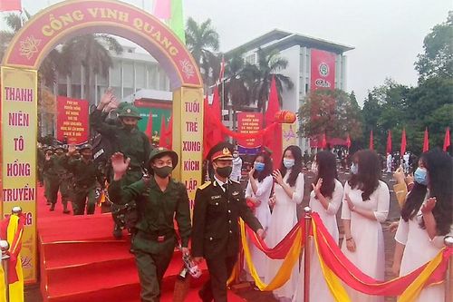 96 tân binh quận Long Biên lên đường nhận nhiệm vụ