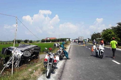 Tai nạn giao thông mới nhất hôm nay 27/2: Xe tải húc đuôi ô tô 16 chỗ, ít nhất 8 người thương vong