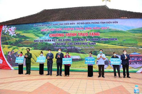 Trao tặng nhà, bò giống cho đồng bào dân tộc thiểu số trên biên giới
