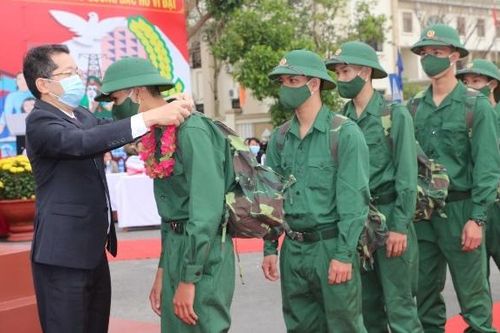 Lãnh đạo thành phố tiễn tân binh lên đường nhập ngũ