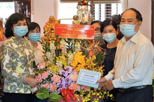 Phó Chủ tịch UBND TPHCM Phan Thị Thắng thăm thầy thuốc lão thành