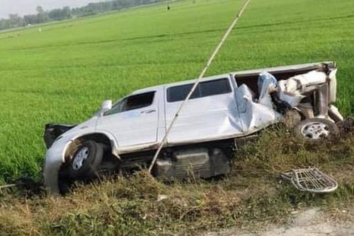 Bạc Liêu: Xe tải va chạm xe 16 chỗ, 8 người thương vong