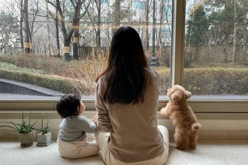 Choi Ji Woo lần đầu khoe con gái đầu lòng