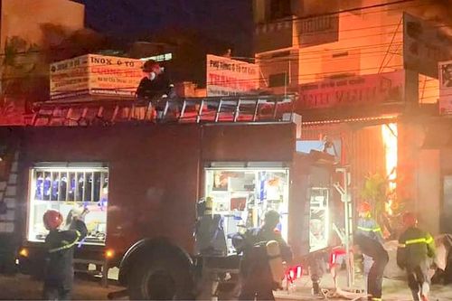 Quảng Ngãi: Giải thoát 2 cha con bị mắc kẹt trong ngôi nhà cháy dữ dội