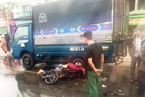 Liên tiếp xe máy va chạm xe tải, nhiều người thương vong ở Nghệ An, Quảng Bình