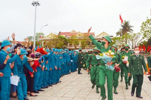 Quảng Bình: 952 tân binh hăng hái lên đường nhập ngũ
