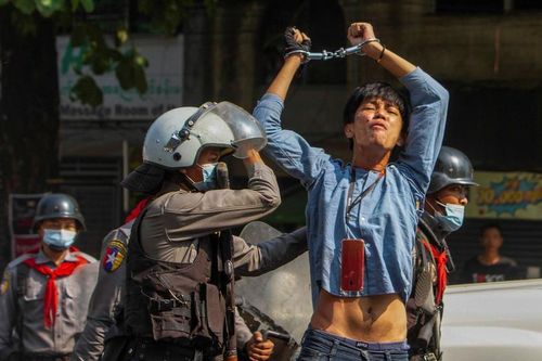 Cảnh sát Myanmar mở cuộc đàn áp quy mô nhất, một phụ nữ thiệt mạng