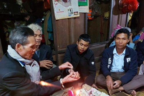 Buộc chỉ cổ tay dưới dãy Giăng Màn