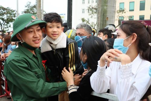 Hơn 1.400 thanh niên nhập ngũ ở Huế đều khám, xét nghiệm ngừa COVID-19
