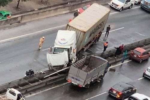 Xe container tông dải phân cách, đường vành đai 3 ùn tắc kéo dài
