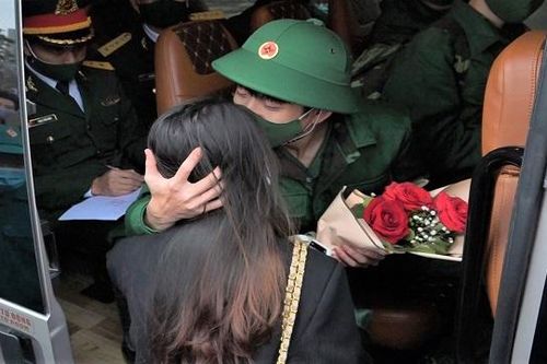 Cô giáo tương lai vượt nghìn cây số tiễn người yêu lên đường nhập ngũ