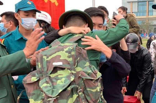 Tân binh Đà Nẵng bịn rịn chia tay người thân lên đường nhập ngũ